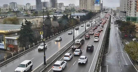Bakının bir sıra yollarında nəqliyyatın sıxlığı yaranıb