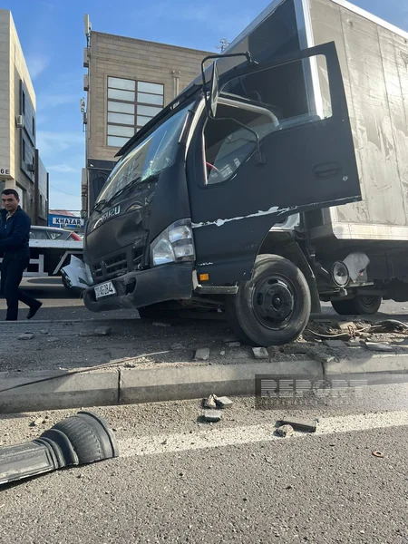Bakıda yük maşını qəzaya düşüb