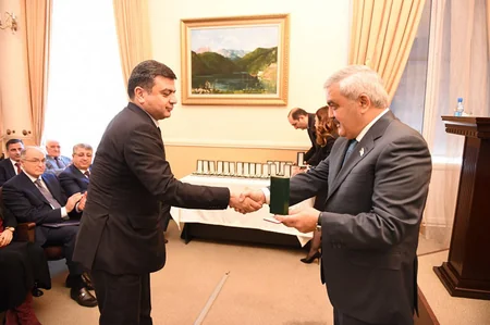 SOCAR-da yüksək dövlət təltiflərinə layiq görülmüş neftçilərə orden və medallar təqdim olunub - VİDEO