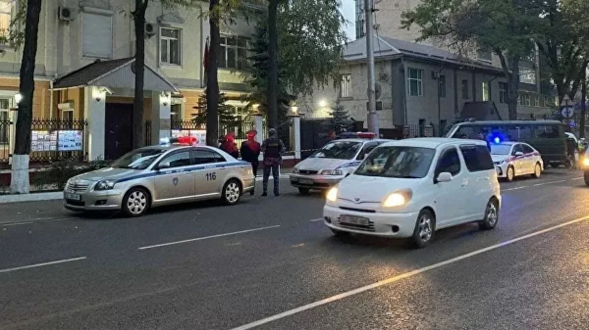 Belarus səfirliyinin binası mühasirəyə alınıb
