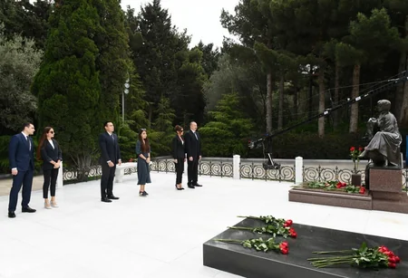 Azərbaycan Prezidenti ümummilli lider Heydər Əliyevin məzarını ziyarət edib - FOTO - YENİLƏNİB