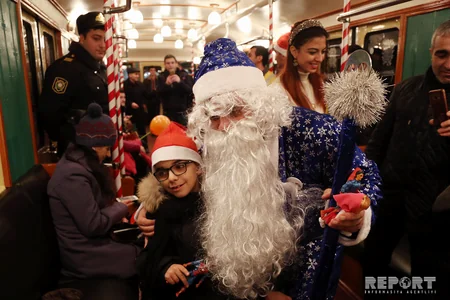 Bakı Metropoliteni kiçik sərnişinlərinə Yeni il sürprizi edib - FOTOREPORTAJ