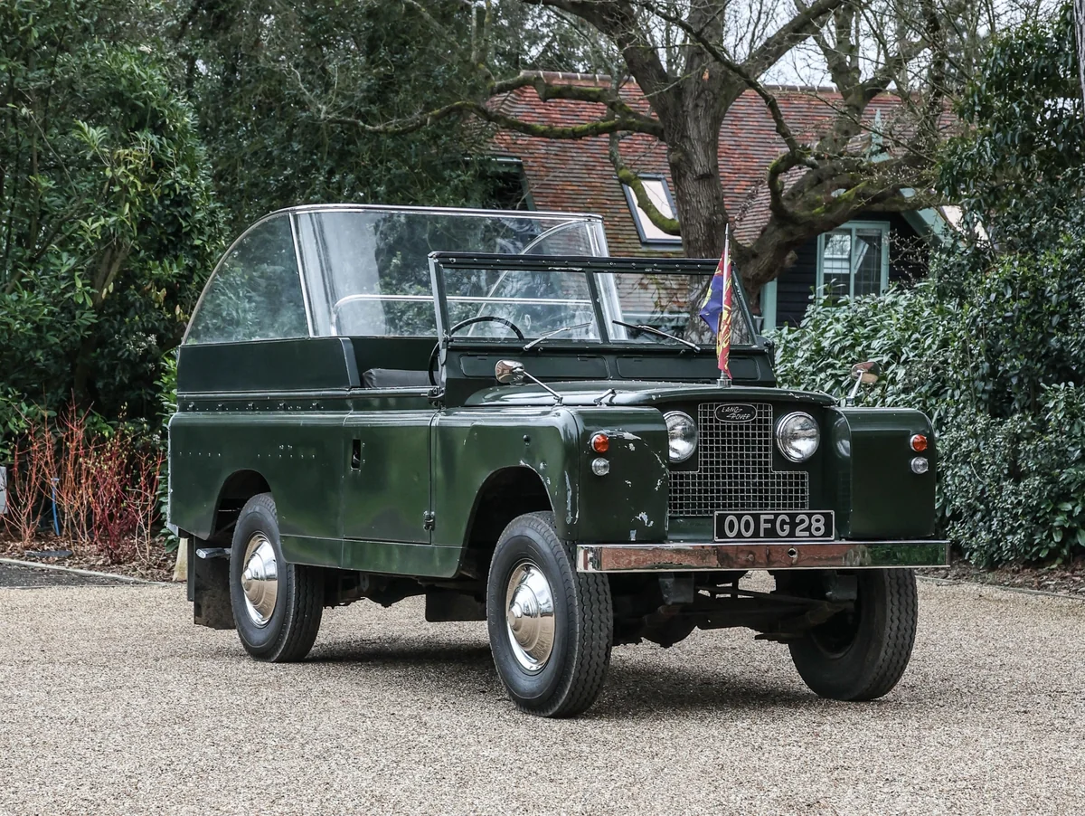 Автомобиль Land Rover 1968 года выпуска Елизаветы II выставлен на аукцион