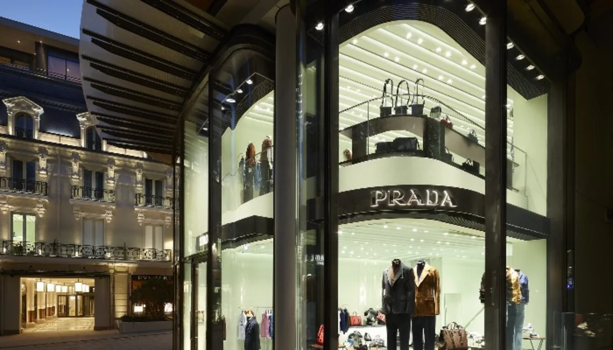 Prada приостановила продажи в России