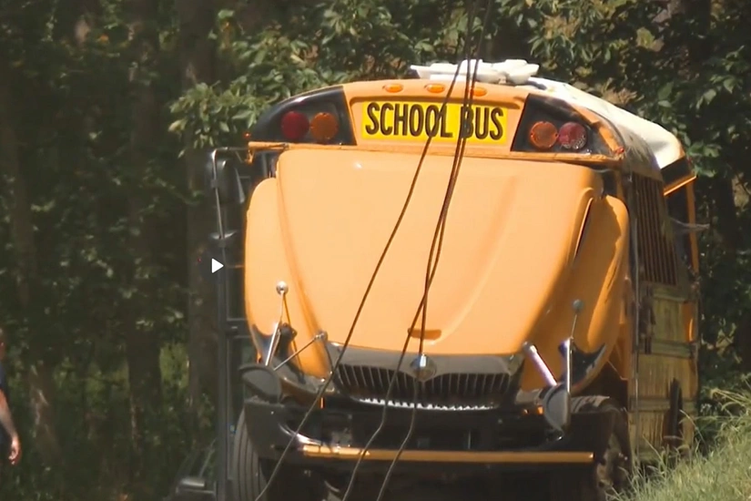 ABŞ-də məktəb avtobusu qəzaya uğrayıb, onlarla insan xəsarət alıb