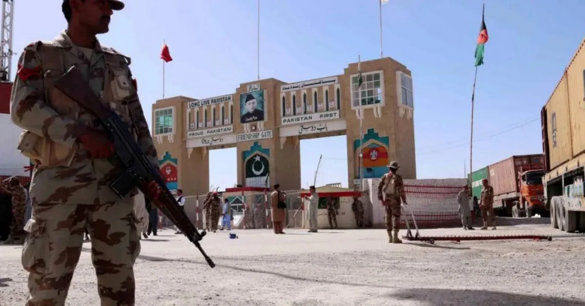 Afghan border guard kills 2 at Pakistan border