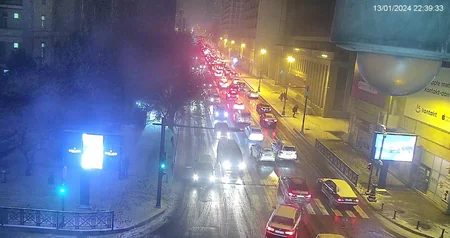 Bakıda qar yollarda tıxaca səbəb olub