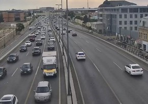 В Баку на двух проспектах наблюдается плотный транспортный поток