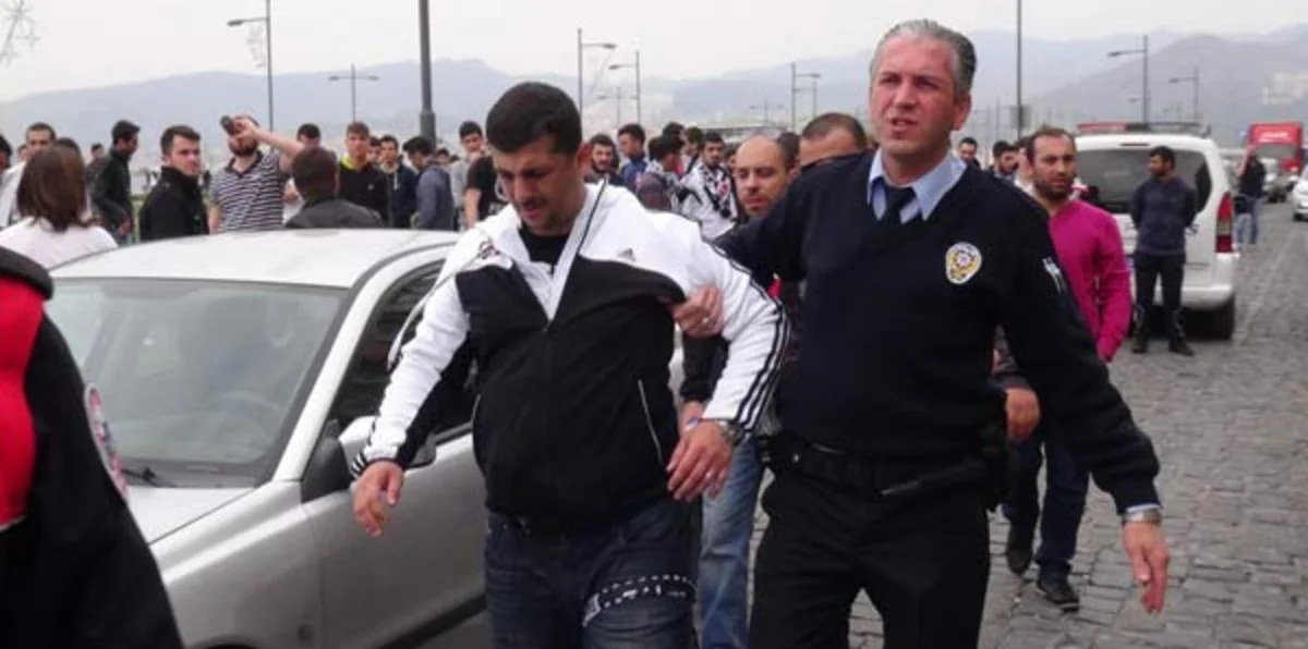 Fənərbaxça və Beşiktaş komandalarının oyunundan öncə azarkeşlər bıçaqlanıb