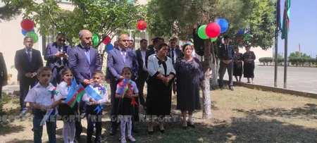 Təhsil naziri müharibədə zərər çəkən məktəbin Son zəng tədbirində iştirak edir