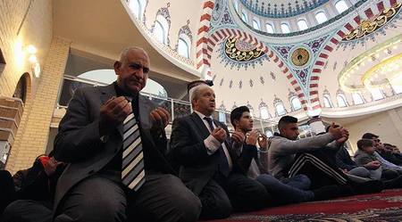 Ramazan bayramını bu gün qeyd edən ölkələrdə bayram namazı qılınıb - FOTO