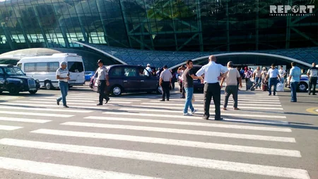 Беспорядочная парковка такси в бакинском аэропорту создает пробки - ФОТОРЕПОРТАЖ