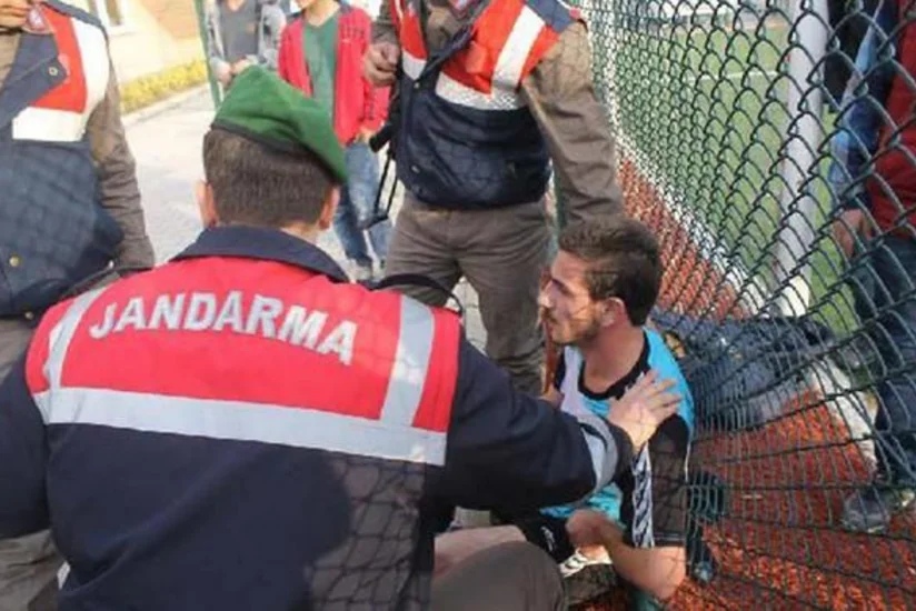 ​Türkiyədə qırmızı vərəqə alan futbolçu meydana bıçaqla qayıdıb