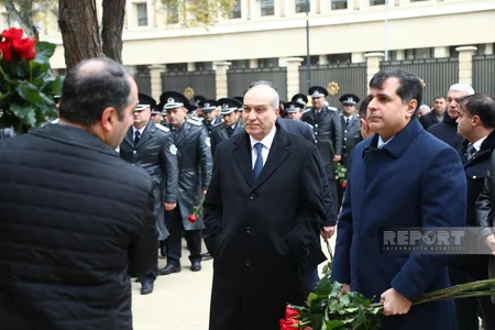 Azərbaycan xalqı Fəxri xiyabanda Ümummilli Liderin məzarını ziyarət edir