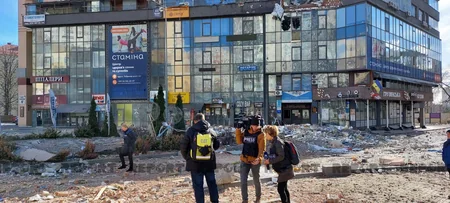 Фоторепортаж Report c места попадания ракеты в многоэтажку в Киеве