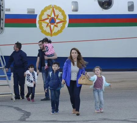 ​FHN-in təyyarəsi Nepaldan təxliyyə edilən Azərbaycan və Gürcüstan vətəndaşlarını Bakıya gətirib - FOTO