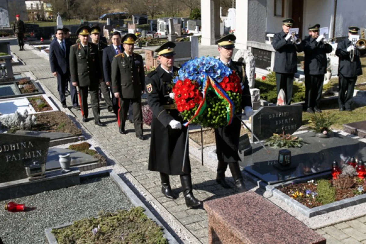 Defence Minister pays respect to the grave of hero Mehdi Huseynzade - PHOTO