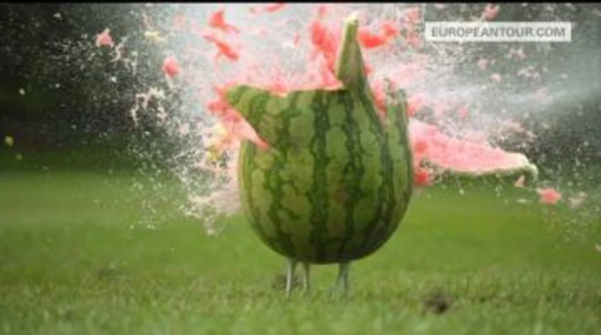 Профессиональный гольфист разрывает арбуз попаданием мяча - ВИДЕО