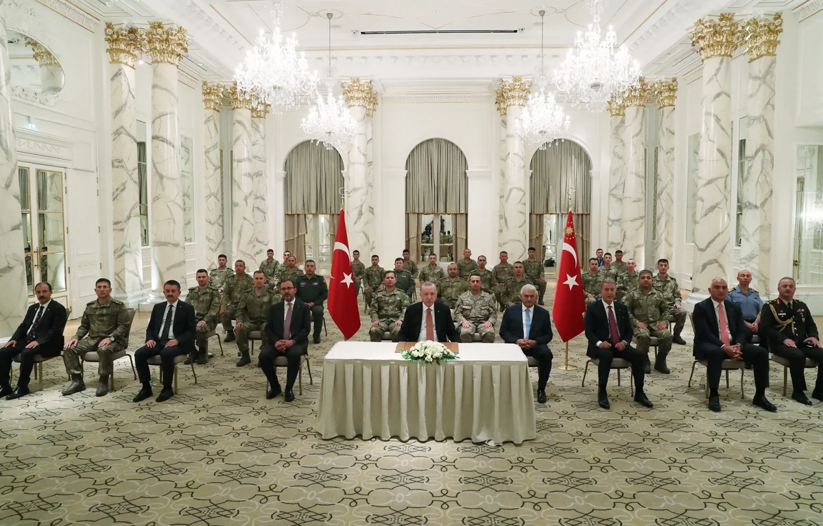Erdogan meets Turkish military operating in monitoring center in Agdam