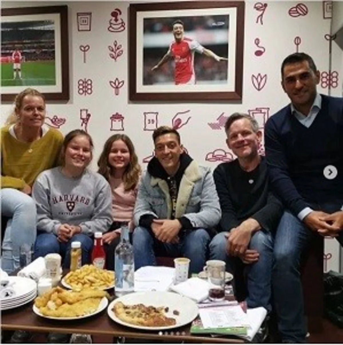 Mesut Özil 219 yoxsul uşağın əməliyyat xərcini öz üzərinə götürüb