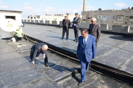Bakıda dam örtükləri təmir olunur