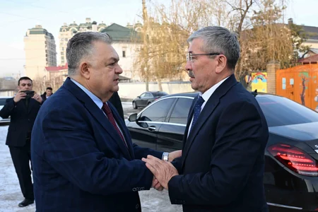 Qırğızıstanın Baş naziri Azərbaycan səfirliyində xatirə kitabına ürək sözlərini yazıb