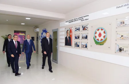 Prezident İlham Əliyev 9 nömrəli Bakı Peşə Liseyinin IT STEP akademiyasında yaradılan şəraitlə tanış olub