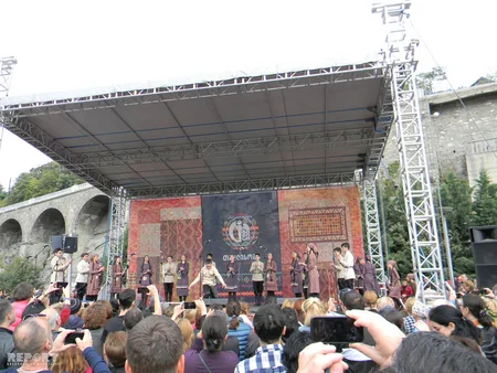 Tbilisidə şəhər bayramında Azərbaycan rəqsləri təqdim olunub - FOTO