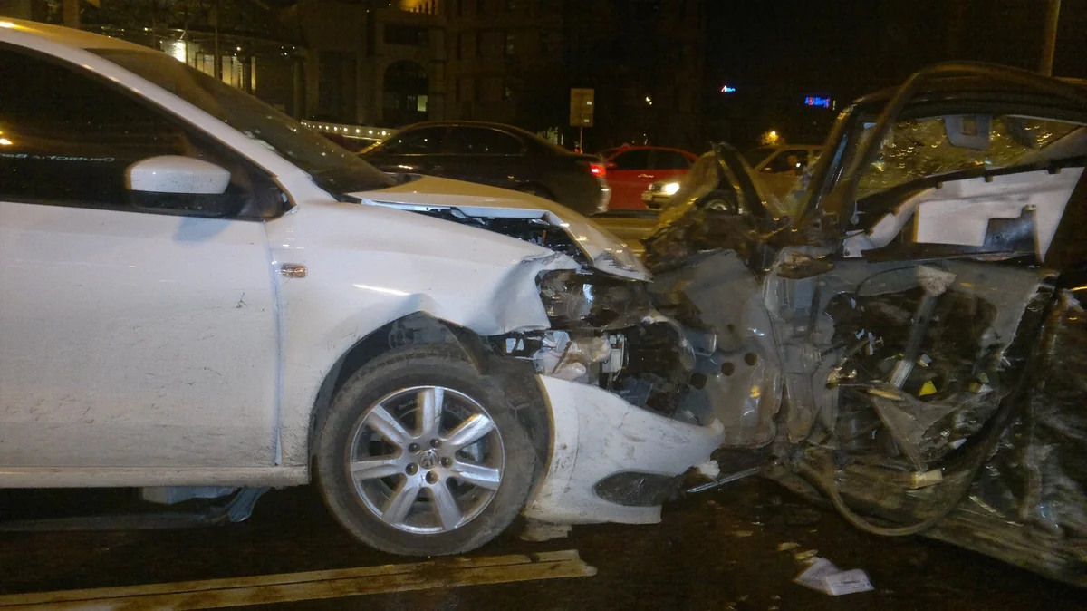 Bakıda minik avtomobilləri toqquşub, xəsarət alanlar var