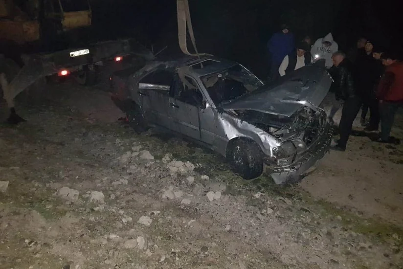 Ucarda minik maşını yoldan çıxaraq aşıb - FOTO
