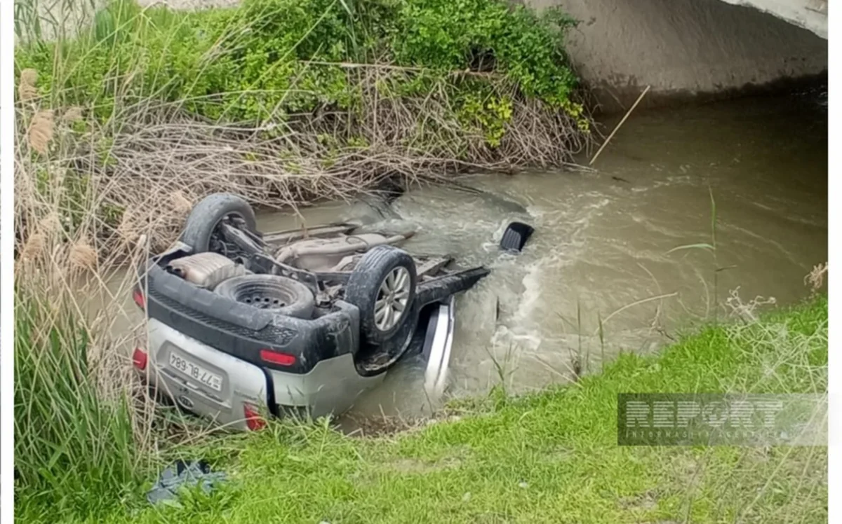 В Сабирабаде автомобиль опрокинулся в водоканал