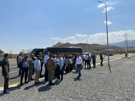 Reps of diplomatic corps on Aghdam-Khankandi road observe Russian peacekeepers temporarily deployment area