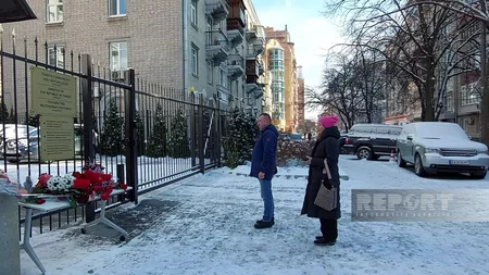Kiyevdə Türkiyə səfirliyinin qarşısında zəlzələ qurbanları anılır