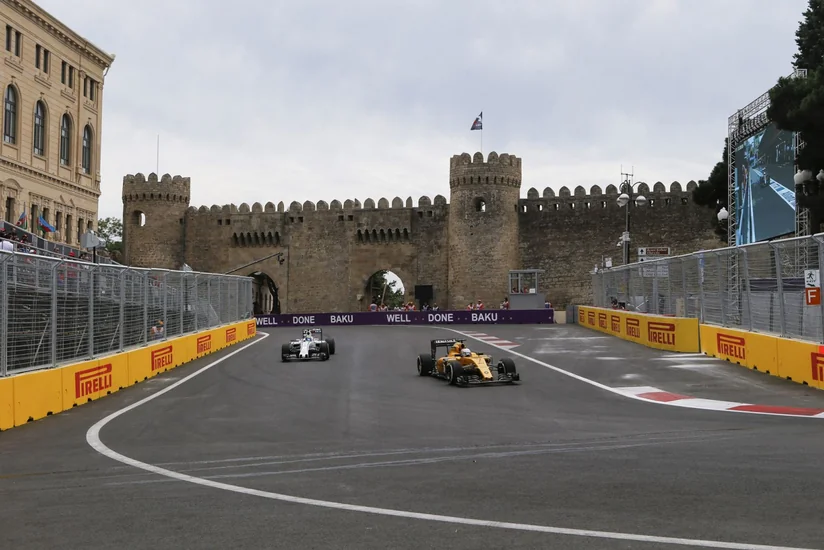 “Formula 1” üzrə Azərbaycan Qran-prisinə hazırlıq çərçivəsində baryerlərin quraşdırılmasına start verilib
