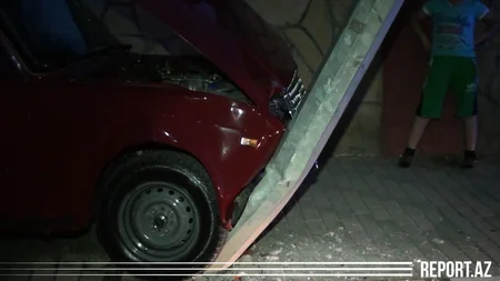 Tovuzda avtomobil maneəyə çırpılıb