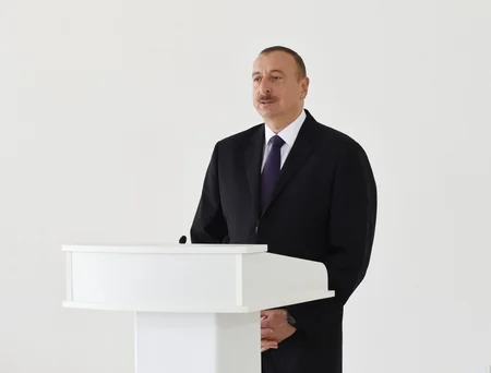 Prezident İlham Əliyev hərbçilər üçün inşa edilən binada yaradılan şəraitlə tanış olub