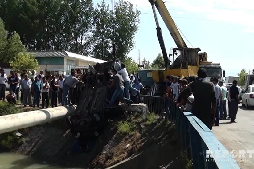 В Агджабеди автомобиль вылетел с моста и упал в водный канал - ВИДЕО