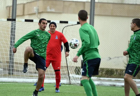 Məhbuslarla futbol veteranları arasında yoldaşlıq oyunu keçirilib