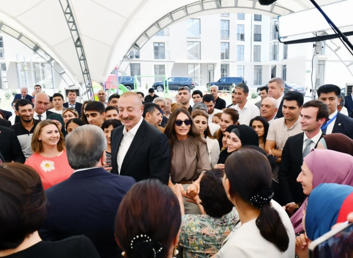 Azərbaycan ilə Özbəkistan prezidentləri və xanımları Füzuli şəhərində yeni evlərə köçürülmüş sakinlərlə görüşüblər - YENİLƏNİB