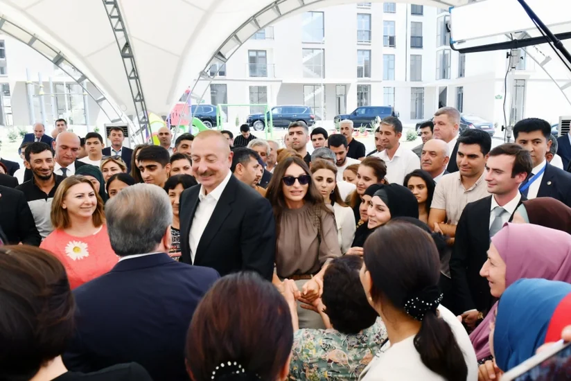 Azərbaycan ilə Özbəkistan prezidentləri və xanımları Füzuli şəhərində yeni evlərə köçürülmüş sakinlərlə görüşüblər - YENİLƏNİB