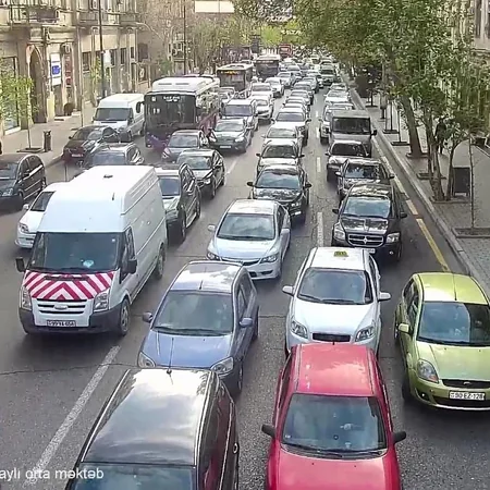 Bakının bir sıra yollarında nəqliyyatın sıxlığı müşahidə edilir - SİYAHI