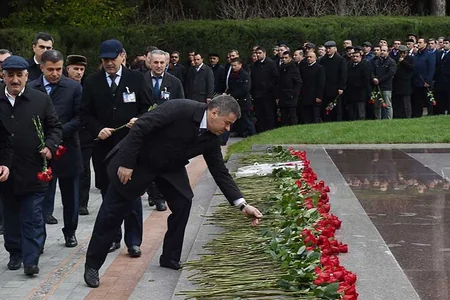 SOCAR rəhbərliyi Heydər Əliyevin məzarını ziyarət edib