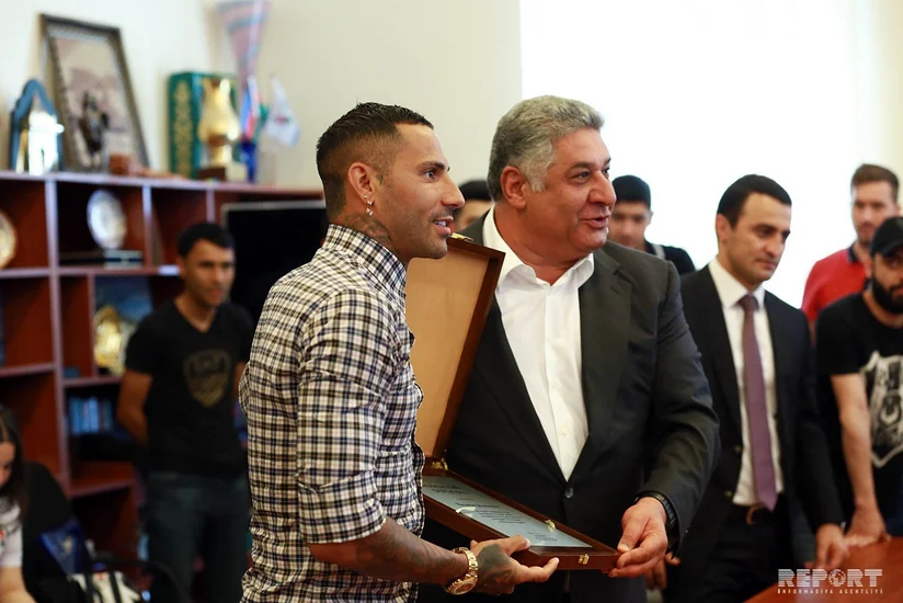 Azad Rəhimov portuqaliyalı futbolçunu diplomla təltif edib