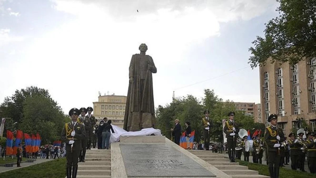 İrəvanda Njdenin heykəlinə “Xameneiyə ölüm” yazıblar