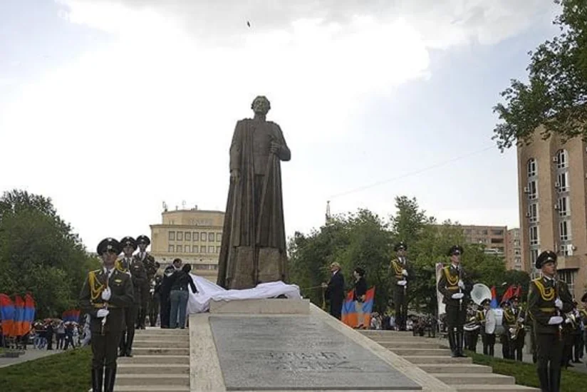 В Ереване на памятнике Гарегина Нжде написали Смерть Хаменеи