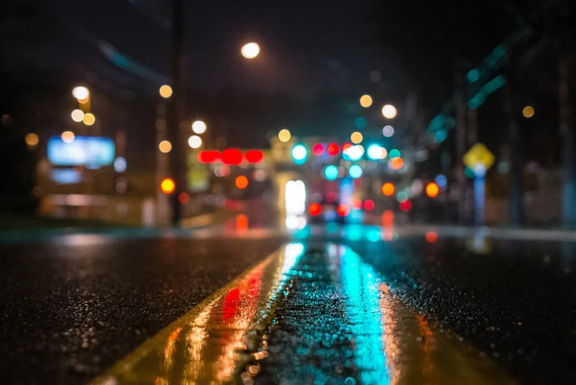 В Баку автомобиль сбил женщину, пытавшуюся перейти дорогу