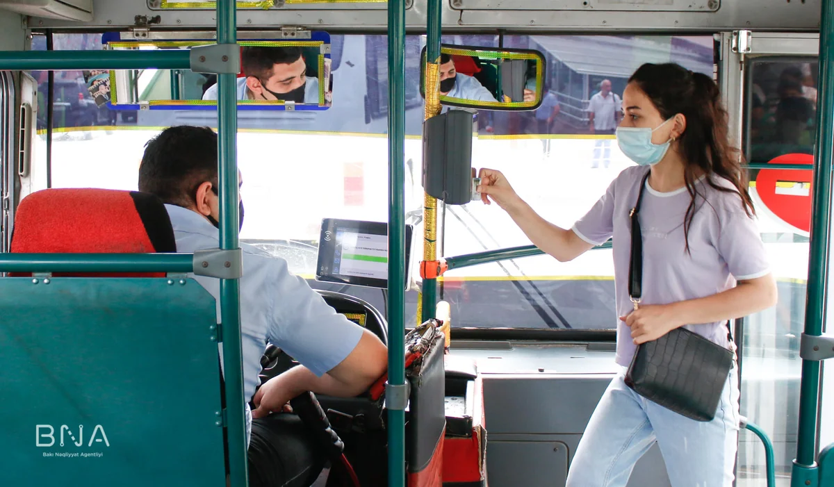 Bakıda avtobusa minənlərin 38 %-i ayda 500 manatdan çox qazanmır