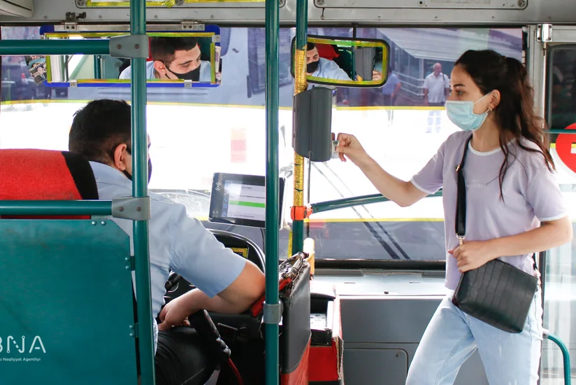 Bakıda avtobusa minənlərin 38 %-i ayda 500 manatdan çox qazanmır