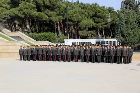 ​Müdafiə Nazirliyinin rəhbərliyi Fəxri xiyabanı və Şəhidlər xiyabanını ziyarət edib