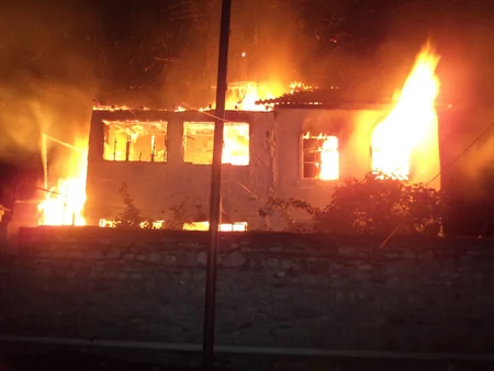 Qubada çöpçünün 2 mərtəbəli evi yanaraq kül oldu - FOTO